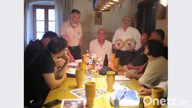 HAK-Vorsitzender Hans Rösch, Stadthauptmann Volkmar Legath (von links) treffen letzte Vorbereitungen für das 5. Historische Zeltlager. Heiner Dworzak (rechts) hat Gastgeschenke für die teilnehmenden Gruppen angefertigt. jzk
