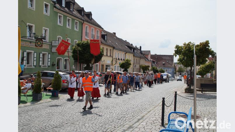 Einzug der Wallfahrer am Sonntag Nachmittag. kaz