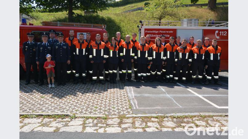 Die erfolgreichen Aktiven der Feuerwehren Königshütte und Leonberg mit den Schiedsrichtern Herbert Thurm, Albert Fröhlich (von links) und Stefan Gleißner (Vierter von links), den Vorsitzenden Bernhard Lindner (Leonberg, Dritter von links) und Christian Weiß (Königshütte, Sechster von rechts) und dem Leonberger Kommandanten Thomas Lindner (Zweiter von rechts). jr