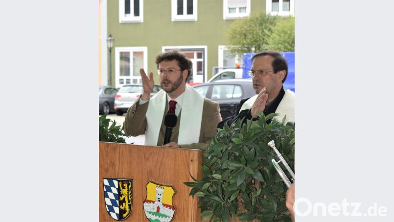 Pfarrer Dr. Andrè Fischer (links) und Pfarrer Bernhard Müller erteilen den kirchlichen Segen. rgr