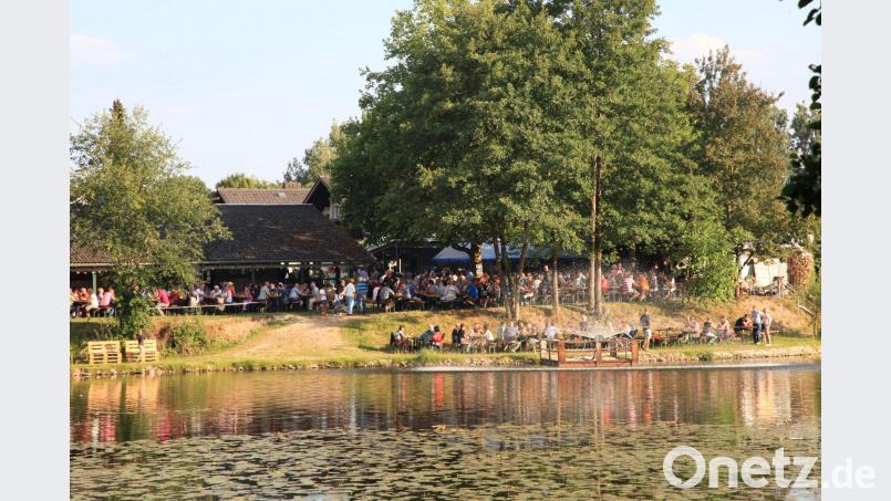 Keinen freien Platz gibt es am Samstag bei der Nacht am See des Anglervereins auf dem idyllisch gelegenen Festgelände am Südufer des Mühlweihers. Erstmals stehen auch Tischgarnituren auf der Weiherberme, wodurch sich das Platzangebot auf 800 Sitzplätze erhöht. u