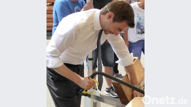 Auch Stephan Oetzinger probiert das Baumsägen aus. fsb