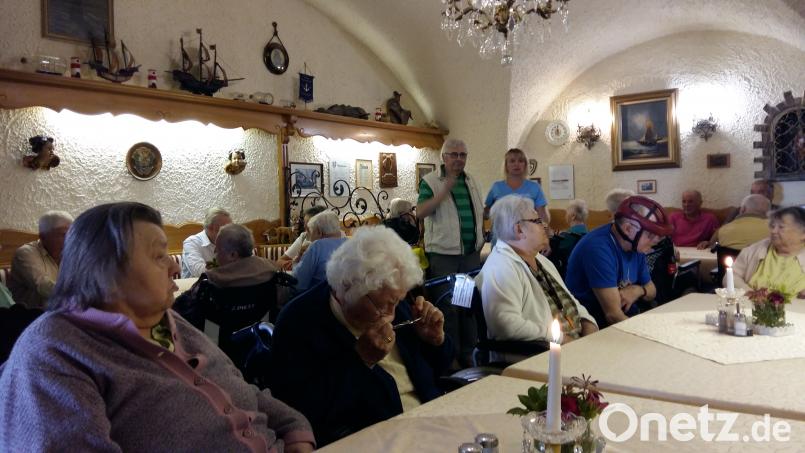 Seniorenbeauftragter der Stadt Siegfried Achatz (stehend links) hieß die nach der Besichtigung der Basilika zu Kaffee, Kuchen und Eis ins Hotel der Familie Pirkl ein und bedankte sich bei Kathrin Dietz,rechts) für die Organisation dieses Ausflugs. kgg