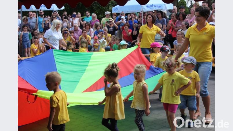 Toll präsentiert: der Sonneninsel-Tanz der Kinder beim Familienfest im Kinderhaus Kunterbunt. kro