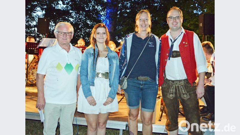 Sandra Maul (Zweite von rechts) freut sich zusammen mit (von links:) Robert Herl, Laura Kellner und Sebastian Dimler, Vorsitzender der Blaskapelle, über ihren Gewinn. ü