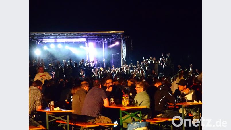 In der Nacht von Samstag auf Sonntag vergnügte sich eine ausgelassene Menge beim Waidhauser Seefest. fjo