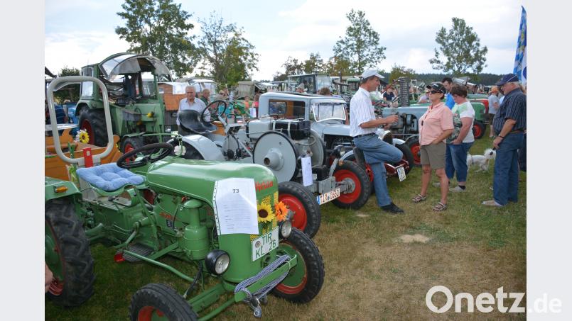 Beim Oldtimer-Bulldogtreffen in Oberwappenöst kommen die alten Gefährte bei Groß und Klein an. ak