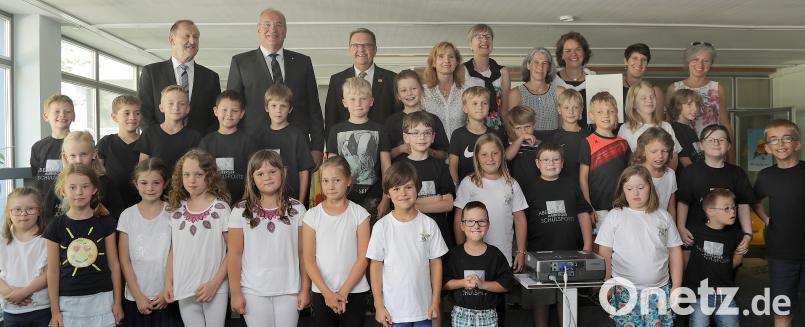 Die Albert-Schweitzer- und Rupert-Egenberger-Schule sind Jugend-Kulturförderpreisträger (hinten von links:) Bezirksrat Richard Gaßner, Bezirkstagspräsident Franz Löffler, der Amberger Bürgermeister Martin Preuß, Grundschullehrerin Brigitte Hausmann, Förderzentrumsleiterin Isabel Wernekke (Rupert-Egenberger-Schule), Sonderschulpädagogin Beatrix Hiltl, Rektorin Marion Weigl (Albert-Schweitzer-Grundschule), Grundschullehrerin Ulrike Doschat, Sonderschulpädagogin Christine Seraphin und (vorne) die Partnerklassen. Wolfgang Steinbacher