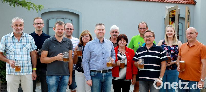 Der Bürgerfestausschuss um Bürgermeister Hans Donko (dritter von rechts). Mit auf dem Bild Brauereichef Ludwig Würth (sechster von links), Amtsrat Hubert Wojtenek (vierter von rechts) und der neue technische Angestellte der Stadt, Markus Meyer (dritter von links). njn
