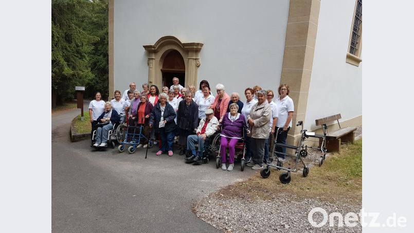 Das Bild zeigt die Senioren mit Betreuern vor dem Eingangsportal der Wallfahrtskirche. hzi