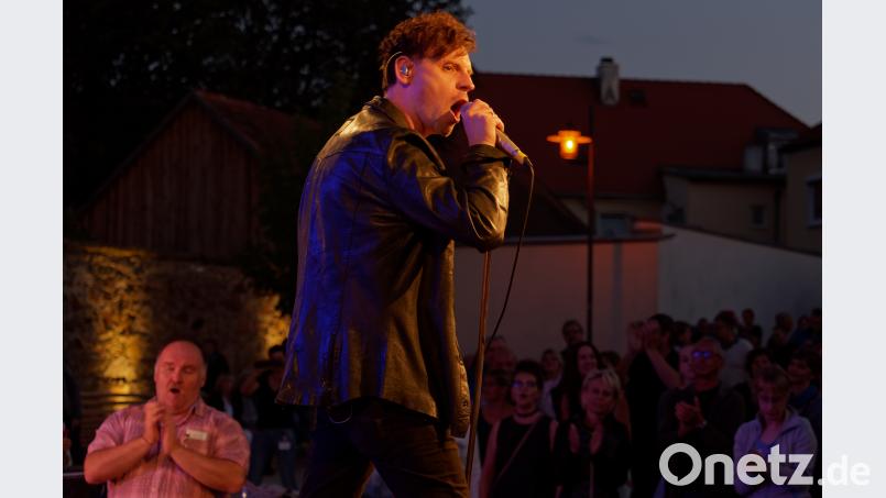 Markus Engelstaedter und Band begeisterten am Freitagabend zahlreiche Fans mit ihren Songs von Queen und Freddie Mercury. tr