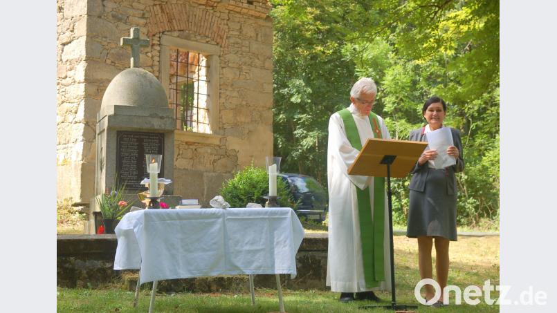 Dr. Zuzanna Finger steht Pfarrer Georg Hartl (von links) als Dolmetscherin zur Seite. fjo