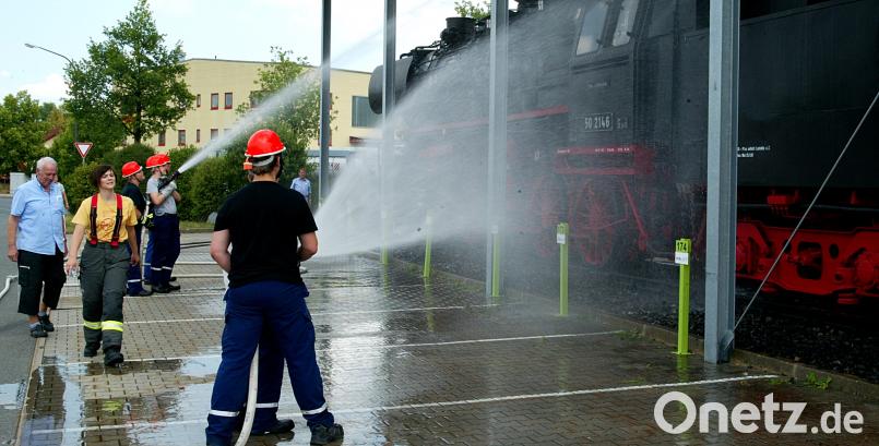 Feuerwehrjugend säubert Lokomotive R. Kreuzer