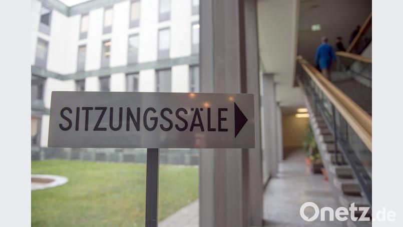 Musik aus den Lautsprechern: Die Verhandlung am Landgericht in Weiden musste unterbrochen werden. Armin Weigel/dpa