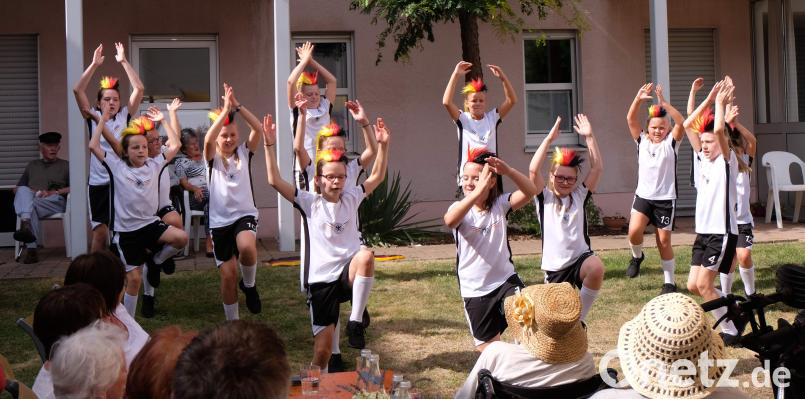 Trotz des WM-Aus' der deutschen Nationalelf tritt die Kinder- und Jugendgarde in deren Trikots auf und bietet eine fulminante Tanzdemonstration. u