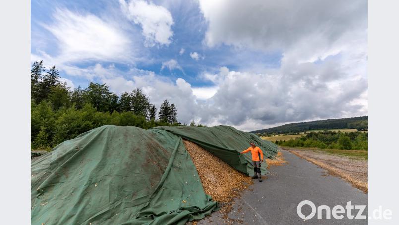 Ewald Vogel, Mitarbeiter der Bayerischen Staatsforsten, überprüft die Abdeckplanen am Hackschnitzellager in Bischofsgrün exb