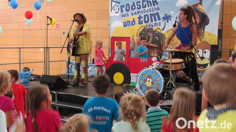 Mit dem Bulldog in den Dschungel - Rodscha aus Kambodscha und Tom Palme machen's möglich. sck