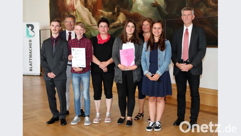 Die Redaktion um Chefredakteurin Marisa Biersack (Zweite von rechts),
Betreuungslehrerinnen Sylvia Eller (Dritte von rechts), Andrea Bauernschmitt
(Vierte von links) und Schulleiter German Helgert freuen sich über den
ersten Platz. Mit im Bild ist stellvertretender Vorsitzender des Bildungsausschusses, Professor GerhardWaschler (rechts). exb