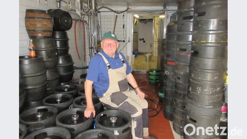 Manfred Punzmann hat viele Zoiglfässer im Keller. Die dienen bei ihm nicht nur als Bierbehälter, sondern auch als Sitzgelegenheit bei einer kurzen Pause. Die hat sich das umtriebige Neuhauser Original, das heute 75. Geburtstag feiert, auch redlich verdient. ui