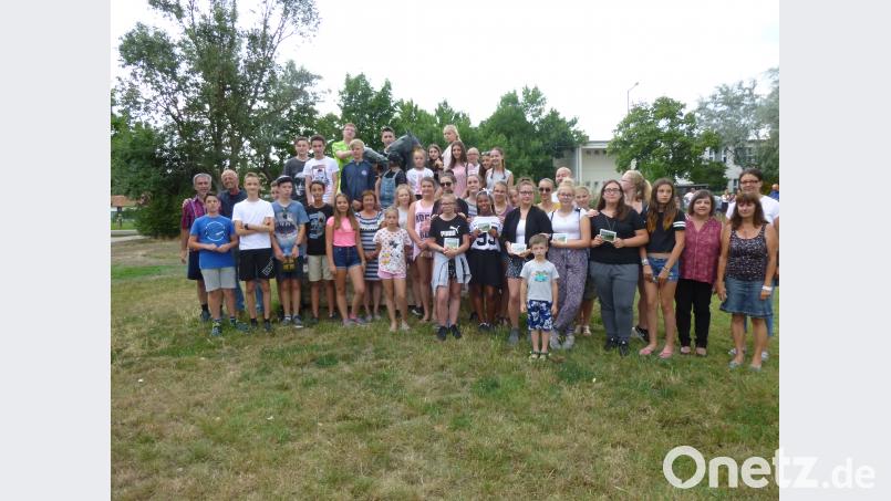 Kinder aus Hortobagy und Pressath zusammen mit den Lehrkräften und einigen Gasteltern am „Pferdedenkmal“ vor dem Sandor Pötefi Schule in Hortobagy. is