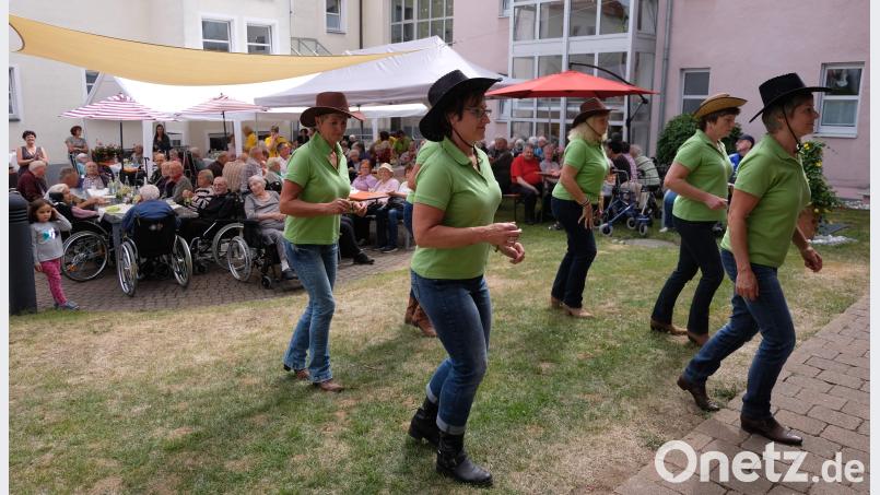 Ein Höhepunkt des Seniorenheim-Sommerfestes war der Auftritt der Line-Dance-Gruppe aus Hohenburg unter Leitung von Elisabeth Spörer. Die sechs Damen glänzten mit exakten Schrittkombinationen bei Elvis Presleys „Kiss me quick“ oder „Achy Breaky Heart“ genauso wie beim „Black Coffee“ und beim „Tush Push“. u