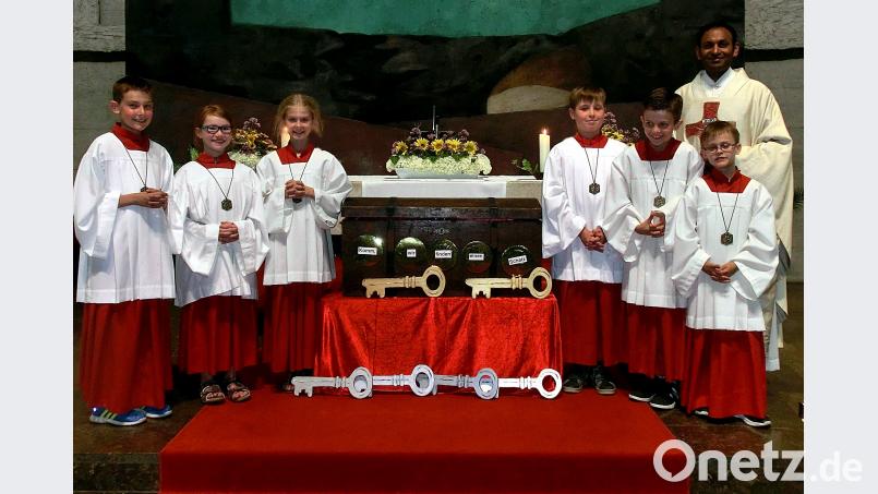 Sechs neue Ministranten erfahren im Aufnahmegottesdienst, dass der Glaube der wichtigste Schlüssel ist, um die wertvolle Truhe der Freundschaft zu Jesu zu öffnen. zer