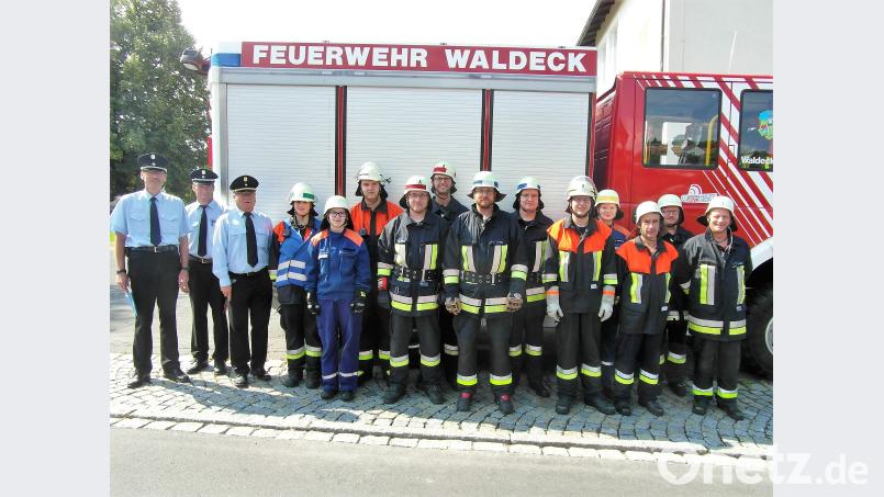 Das Foto zeigt die beiden Gruppen mit (von links) Kreisbrandmeister Alois Schindler, Kreisbrandmeister Peter Prechtl, Kreisbrandinspektor Otto Braunreuther und Kommandant Michael Pinzer (rechts). hl
