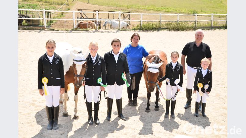 Vanessa Illing, Jennifer Rosenschon und Maximilian Krämer (von links) sowie Anna Marie Meyer und Sofie Krämer (von links) kehrten mit stolzen Plätzen aus der Holledau zurück. fjo