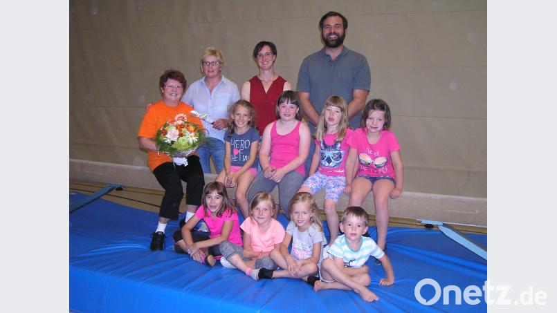 Maria Haas übergibt nach 20 Jahren als Leiterin des Mutter-Kind-Turnen das Feld an Susanne Stamm; ATSV-Abteilungsleiterin Anneliese Kühn bedankte sich mit einem Blumenstrauß, ATSV-Vorsitzender Jürgen Steinhauser (von links) sowie die Kinder-Gruppe zeigten sich ebenfalls dankbar. hä