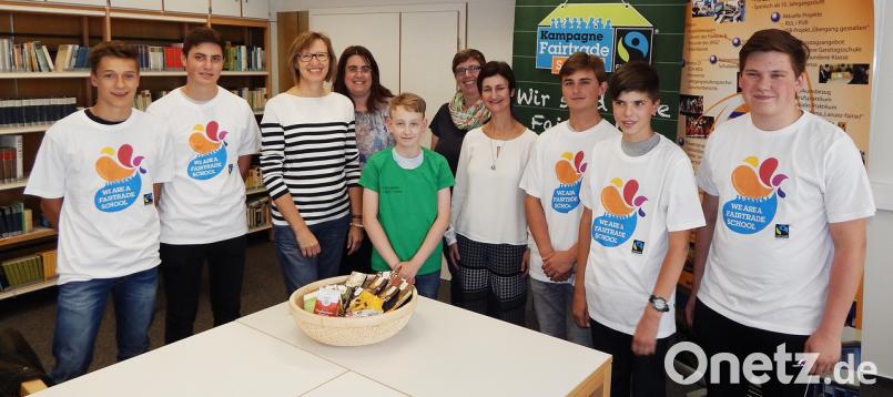 Die Schüler des Schulteams sind auf dem Foto mit der Leiterin der Schulfirma, Iris Hösl (Vierte von rechts), der Elternbeiratsvorsitzenden Johanna Baumann (Dritte von links) und der stellvertretenden Schulleiterin Anja Wiesner (Mitte) zu sehen. Bild: exb