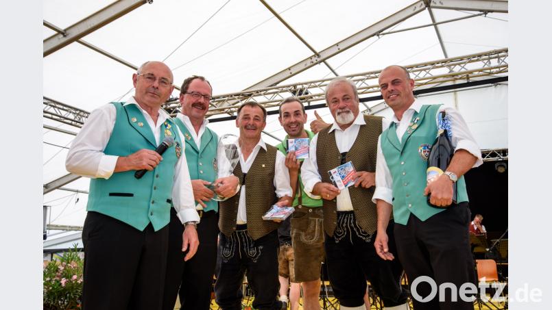 Als Geburtstagsgeschenk überreichten Vorsitzender Joseph Ferstl (links), Dirigent Sepp Weber (2.v.Links) und Dirigent Markus Ferstl (rechts) einen Weißbierklech mit einer Magnumflasche Weizen an Obmann Hans Brunmayr (3.v. links) Kapellmeister Gottfried Rappersdorfer und Ehrenobmann Johann Ramsebmer (2.v. rechts). Bild: bph