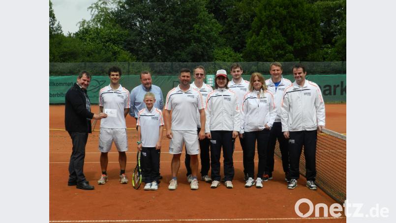 Unterstützung von vielen Seiten erfahren die Tennisfreunde Oberbibrach anlässlich ihres Jubiläumskirchweihturnieres. Gemeinderat Alexander Goller (links) und CSU-Vorsitzender Peter Stickling (Dritter von links) etwa übergaben dem von Norbert Schecklmann (rechts) geführten Verein eine 100-Euro-Spende. hai