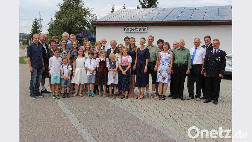 Josef Böhm im Kreise der zahlreichen Gratulanten. ral