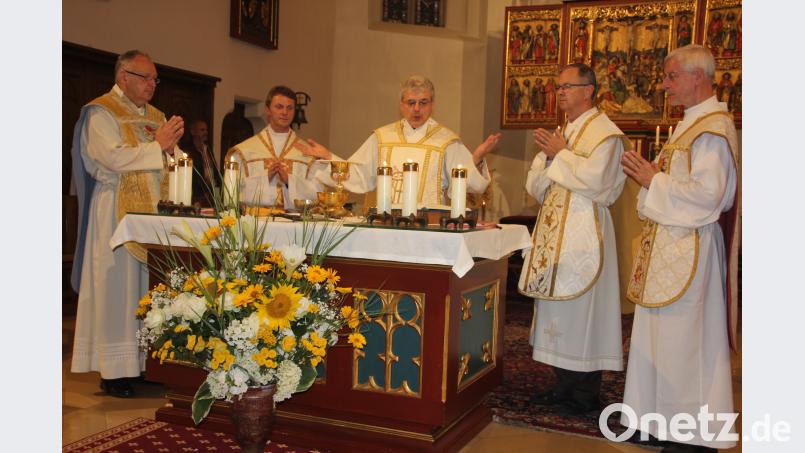 Hauptzelebrant der 375. Wallfahrt für die Tirschenreuther Stadtpfarrkirche war Josef Kreiml aus St. Pölten (Mitte), Mitzelebranten waren Stadtpfarrer Georg Flierl (links), daneben Kaplan Paul Gebendorfer sowie Pater Klaus Kniffki und Ruhestandspfarrer Martin Neumaier (von rechts). kro