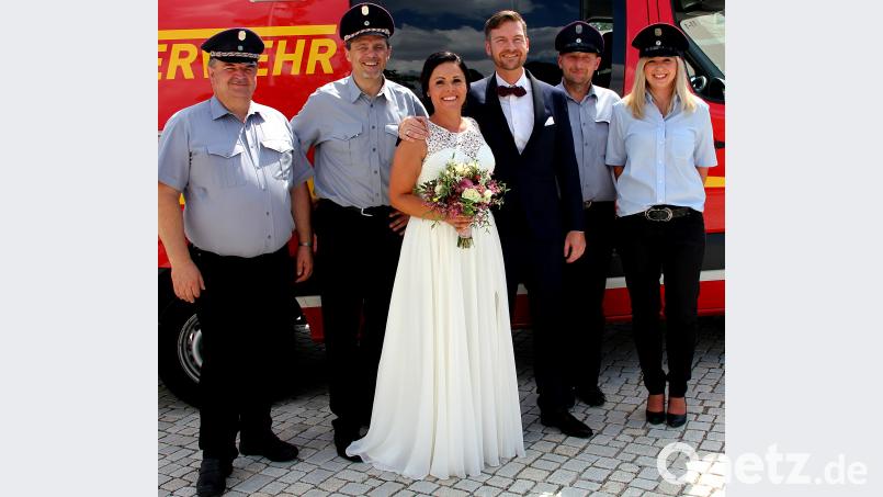Nach der Trauung der Pirker Jessica und Miro Hümmer in Weiherhammer nimmt die Pirker Feuerwehr die Brautleute in Empfang und gratuliert. zer