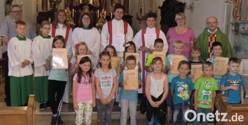 Beim Familiengottesdienst dankte Pastoralreferent Andreas Hartung (hinten links) sowie Pfarrer Herbert Rösl (rechts) den beiden scheidenden Ministranten (Mitte) Benedikt Fink und Ferdinand Bauer. Die Kinder der zweiten Klasse (mittlere Reihe) und auch die Erstklässler (vorne) gestalteten die Predigt mit. exb