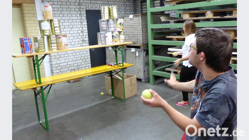 Alle Neune beim Dosenwerfen! fsb