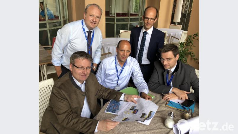 Die Flosser Delegation in München: Bei Staatssekretär Josef Zellmeier (von links) versuchen Armin Betz und Harald Gollwitzer für eine bessere Förderung kommunaler Investitionen in ihrer Heimatgemeinde zu werben. Fachlicher Rat kommt von Abteilungsleiter Matthias Amann aus dem Bauministerium. Mit politischem Gewicht unterstützt CSU-Kreischef Stephan Oetzinger. exb