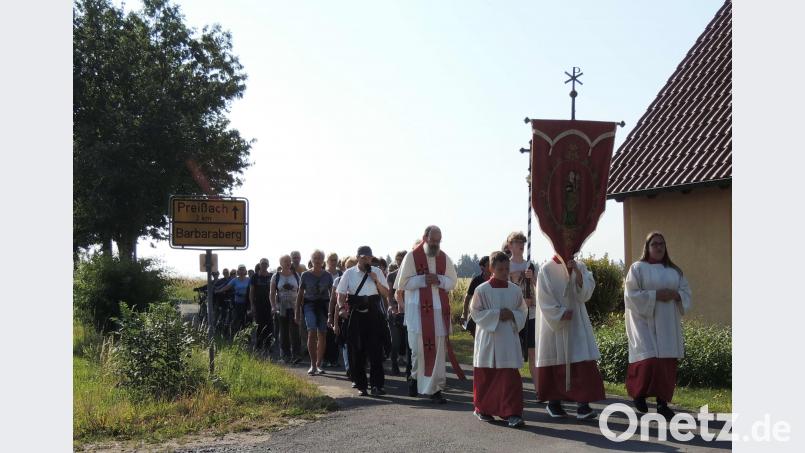Zum 36. Mal pilgern die Grafenwöhrer zu Fuß und mit dem Rad auf den Barbaraberg. Stadtpfarrer Bernhard Müller begleitet die Gläubigen. Prior Pater Benedikt Schuster vom Kloster Speinshart empfängt die Wallfahrer auf dem „heiligen Berg“. mor