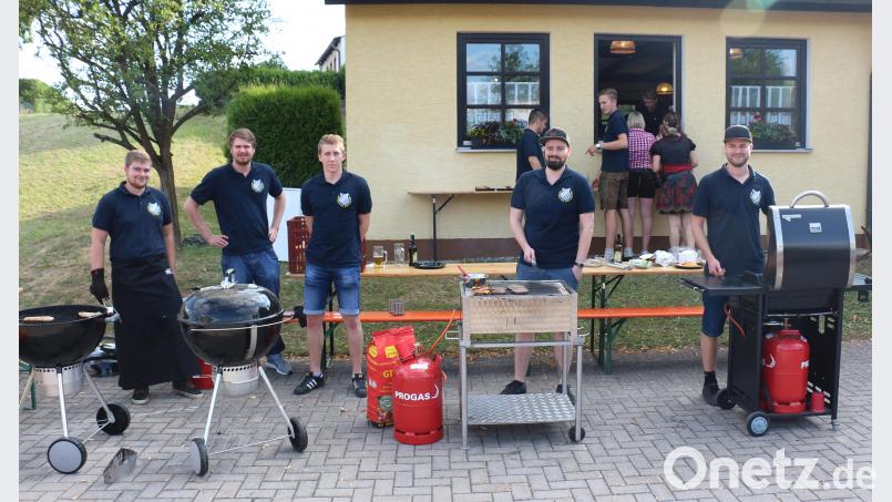 Selbst mit vier Grills hatten die Burschen Mühe, dem Ansturm Herr zu werden. rpp