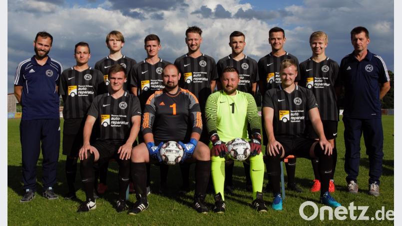 Der neue Trainer Benjamin Scheidler (Mitte hinten) kann beim FC Tremmersdorf auf zahlreiche Neuzugänge bauen. rli