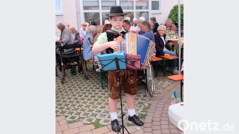 Der elfjährige Manuel Pfab spielte beim Seniorenheim-Sommerfest wie ein Profi auf. Ob Zwiefacher, Brandstein-Boarischer, Sternpolka oder Sterne am Himmel – Manuel glitt gleichermaßen sicher wie begeistert über die Tasten und Knöpfe seines diatonischen Instruments, dies ganz besonders bei seinem Top-Lieblingsstück, dem „Paul und sein Gaul“. u