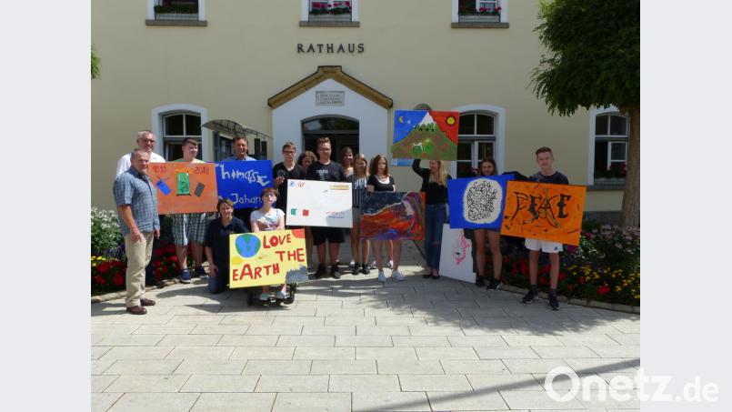 Die in der Kunstwoche entstandenen Bilder wurden Bürgermeister Richard Tischler vor dem Rathaus präsentiert. Bild: cv