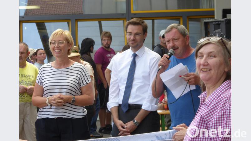 Spielleiter Günther Wolfrum erklärt die Regeln des Handtuch-Spiels (im Bild: Sabine Zeidler und Dr. Stephan Oetzin- ger). fsb