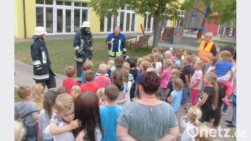 Kürzlich probte der Kindergarten St. Christophorus Stulln in einer Brandschutzübung den „Ernstfall“.Im Anschluss interessierte vor allem die Ausrüstung des Atemschutzträgers die Drei- bis Sechsjährigen. Der Zweite Kommandant der örtlichen Feuerwehr, Christoph Bierner (rechts), beantwortete im Beisein von Kindergartenleiterin Sabine Maderer (rechts außen) die zahlreichen Fragen. ohr