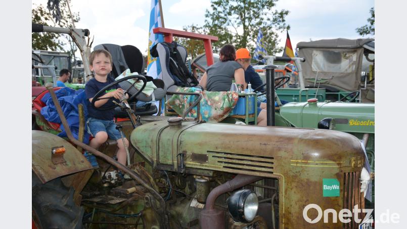 Beim Oldtimer-Bulldogtreffen in Oberwappenöst kommen die alten Gefährte bei Groß und Klein an. ak