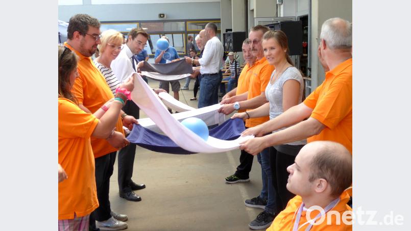 Teamfähigkeit ist gefragt beim Handtuch-Spiel. fsb