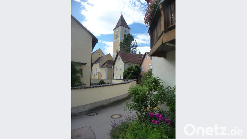 Blick auf die Kirche vom Kirchsteig aus. Hier ist das Zentrum, der romanische Turm. Auch die Sakristei und der Chorraum zeigen romanische Spuren. Thomas Salzl
