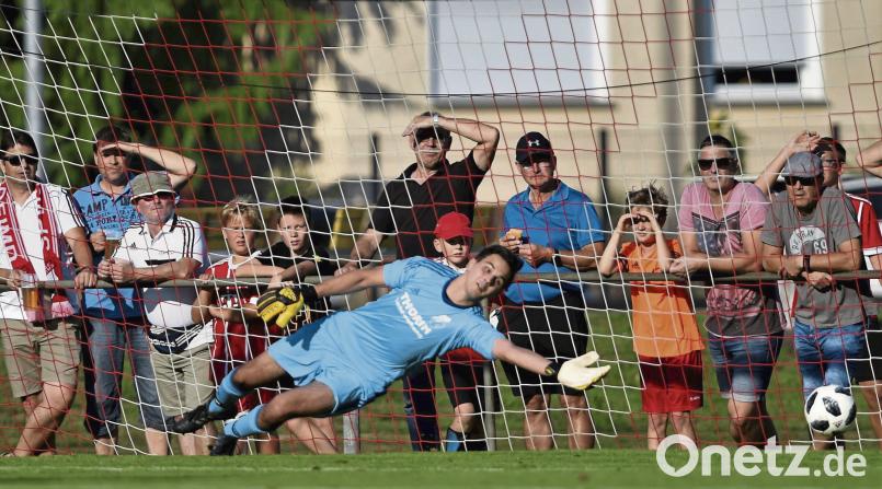 Pfreimds Keeper Dominik Aurich streckt sich beim Elfmeter der Donaustaufer in der achten Minute vergebens. Die SpVgg verlor ihr erstes Landesliga-Heimspiel gegen den SV Donaustauf mit 0:4. btg