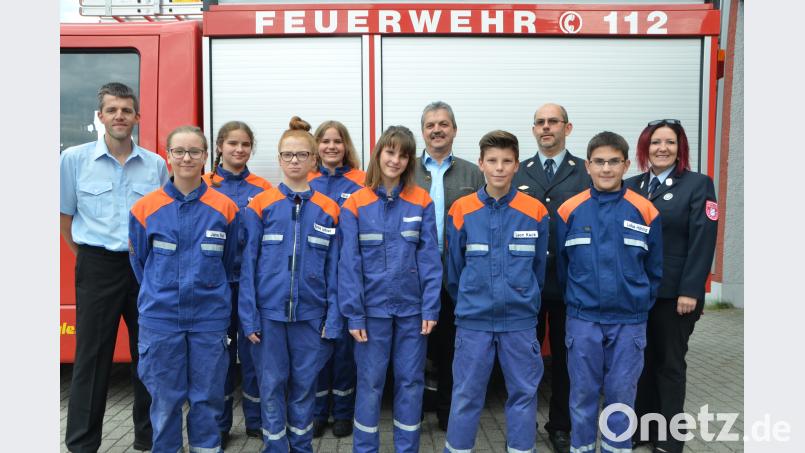 Jugendwart Bernhard Keck (links) bildet die Nachwuchskräfte aus und die Kommandanten Ludwig Höning (Zweiter von rechts) und Martina Zielbauer (rechts) nehmen die Prüfung ab. dob